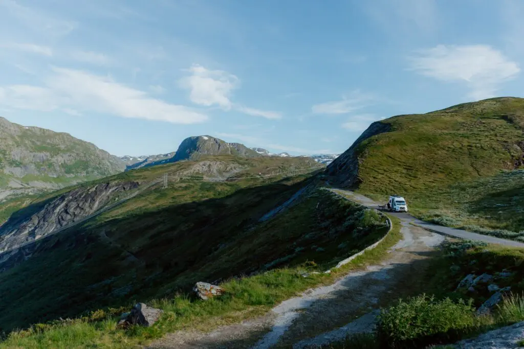 camping-car sur une route de montagne sinueuse en Norvège