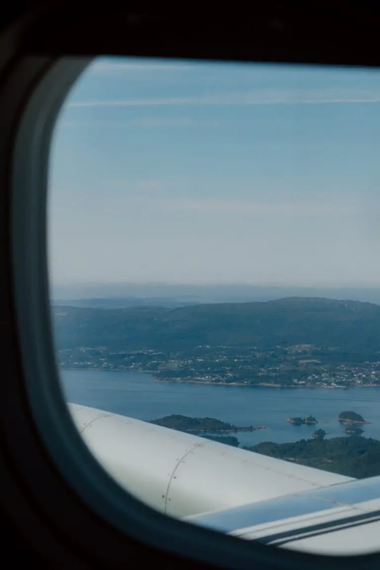 vue sur un paysage côtier depuis un hublot d’avion