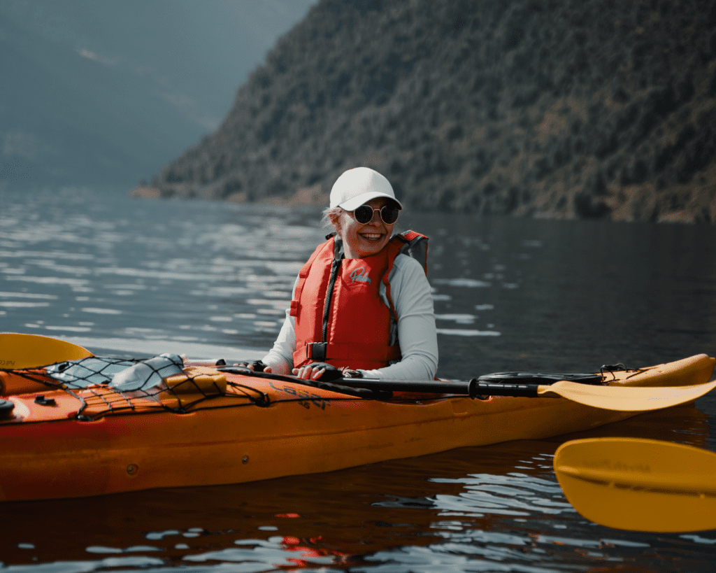 Fille qui rit dans un kayak - Kayak - fjord de Norvège - randonnée en Norvège - kayak - depuis l'aéroport de Bruxelles