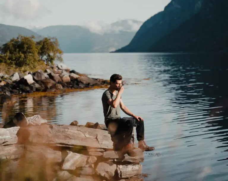 Homme buvant du café - Kayak - Fjord de Norvège - Randonnée en Norvège - Kayaking - Depuis l'aéroport de Bruxelles