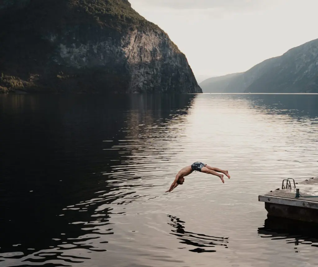 man diving in fjords - kayaking - Norway fjord - hiking in Norway - kayaking - from Brussels airport