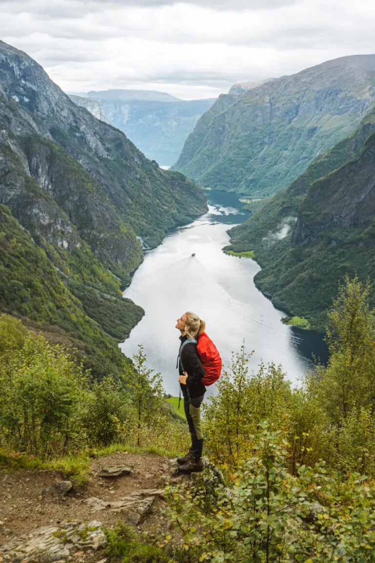 Woman posing on a hike - Kajakken - Noorwegen fjord - wandelen in Noorwegen - kayaking - vanaf luchthaven Brussel