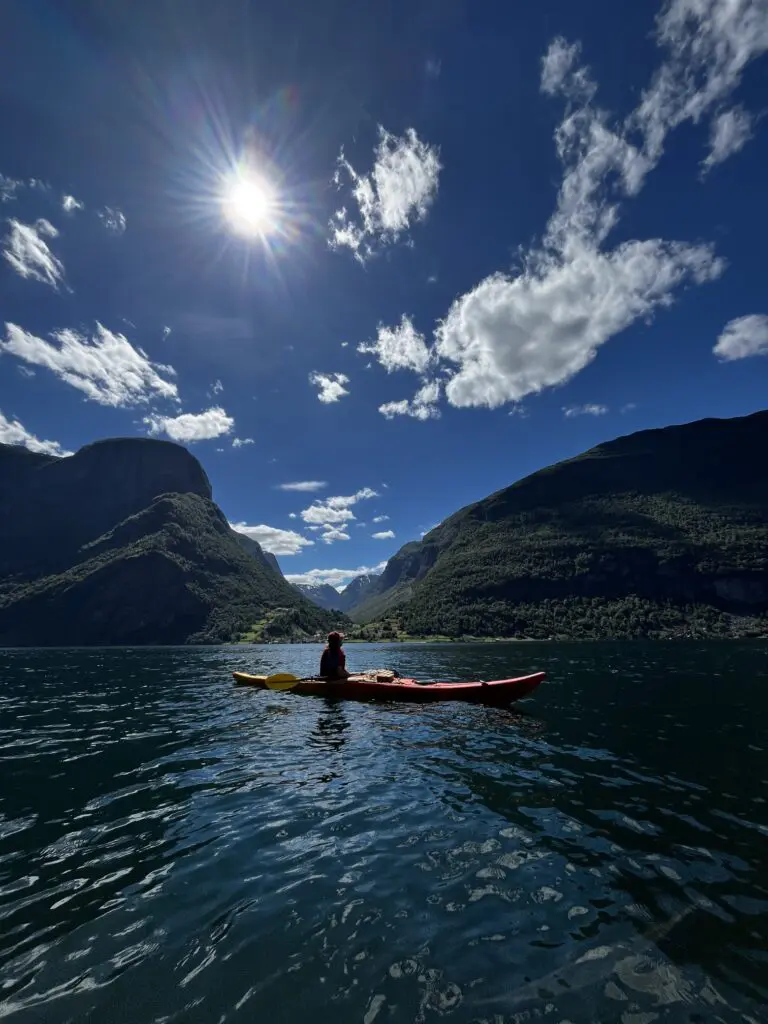 Person kayaking in front of Undredal, Norway - Kajakken - Noorwegen fjord - wandelen in Noorwegen - kayaking - vanaf luchthaven Brussel