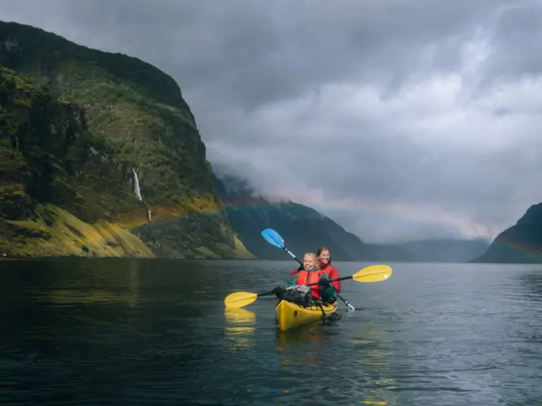 2 happy people in a double kayak, with rainbow - Kajakken - Noorwegen fjord - wandelen in Noorwegen - kayaking - vanaf luchthaven Brussel