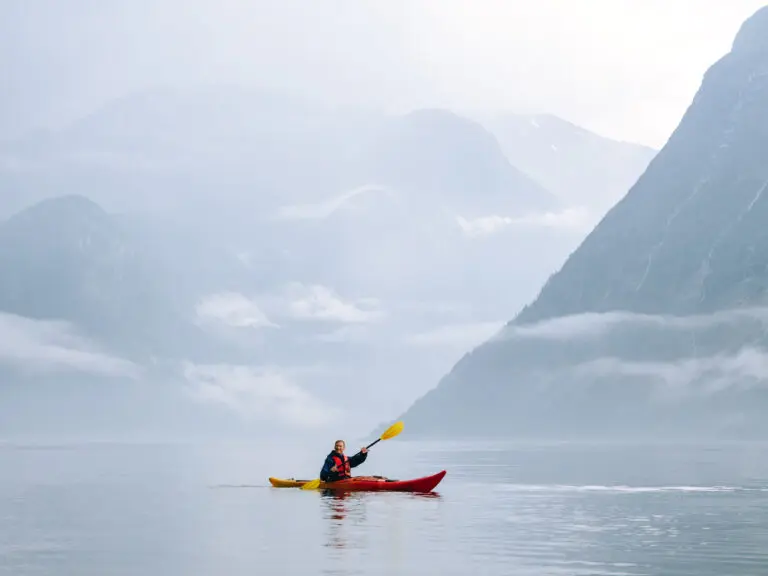 Kayaker with misty view of fjords in Norway - Kajakken - Noorwegen fjord - wandelen in Noorwegen - kayaking - vanaf luchthaven Brussel