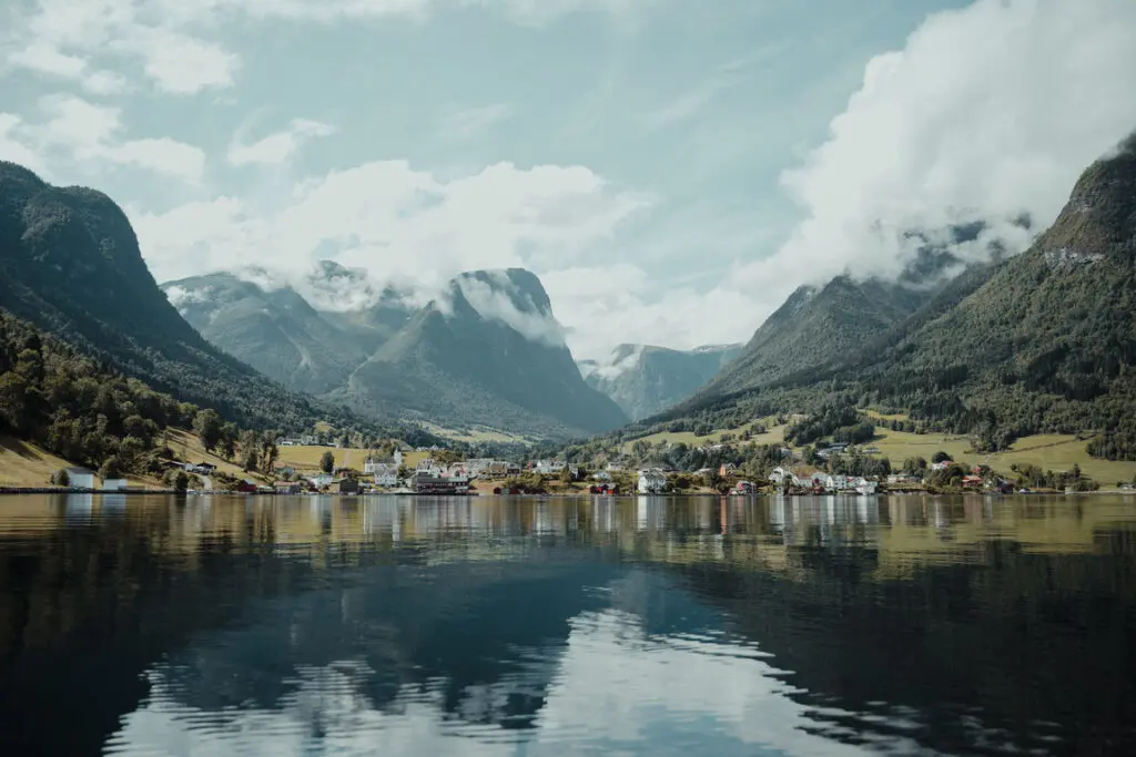 View of Fresvik, Norway from the water - Kajakken - Noorwegen fjord - wandelen in Noorwegen - kayaking - vanaf luchthaven Brussel