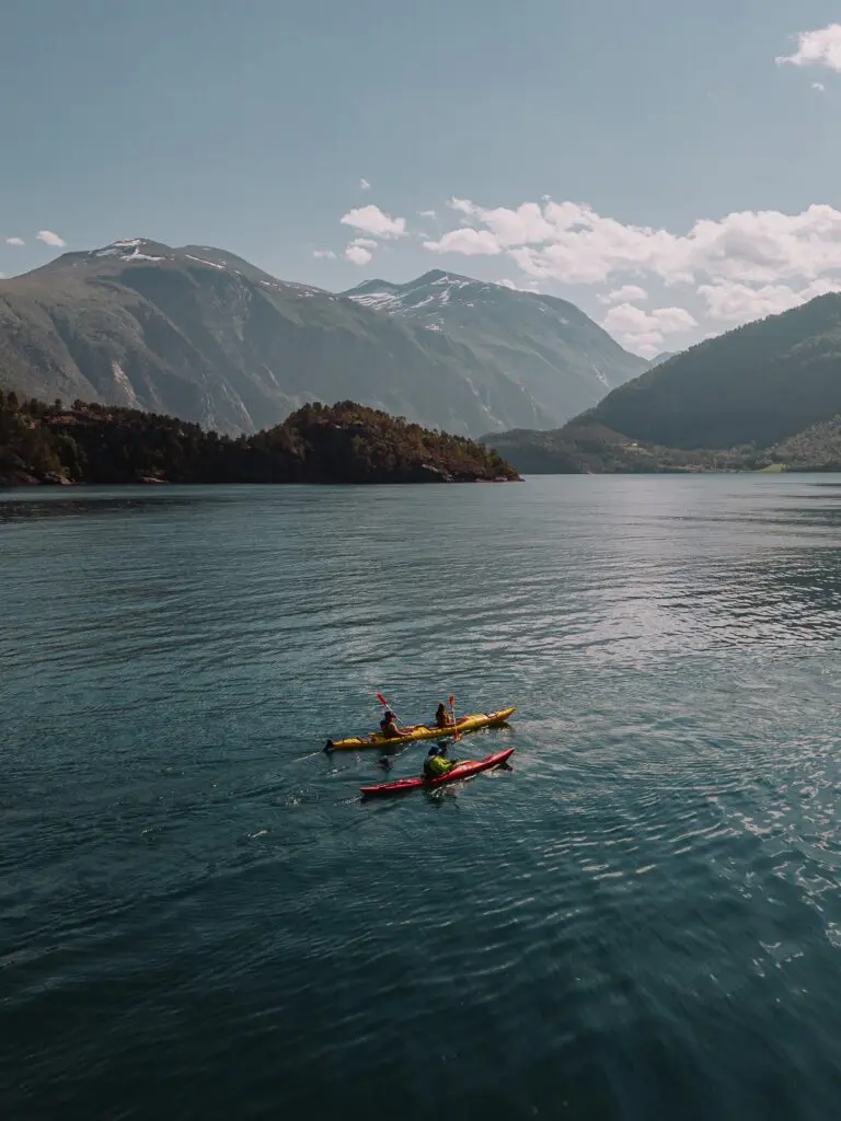 Entdecke die schönsten Fjorde Norwegens! Aktivitäten, Must-Sees und Tipps von Experten: alles, was du wissen musst, bevor du in Norwegen Kajak fährst!