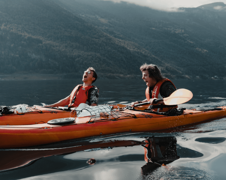 2 happy kayakers - Kajakken - Noorwegen fjord - wandelen in Noorwegen - kayaking - vanaf luchthaven Brussel