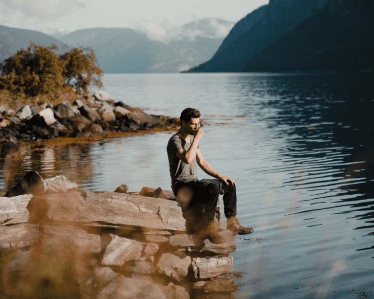 man drinking coffee - Kajakken - Noorwegen fjord - wandelen in Noorwegen - kayaking - vanaf luchthaven Brussel