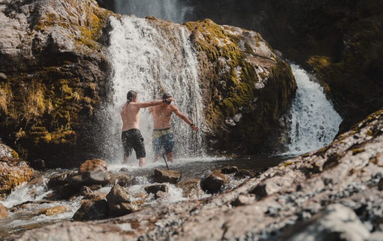 2 men dancing in waterfall - Kajakken - Noorwegen fjord - wandelen in Noorwegen - kayaking - vanaf luchthaven Brussel