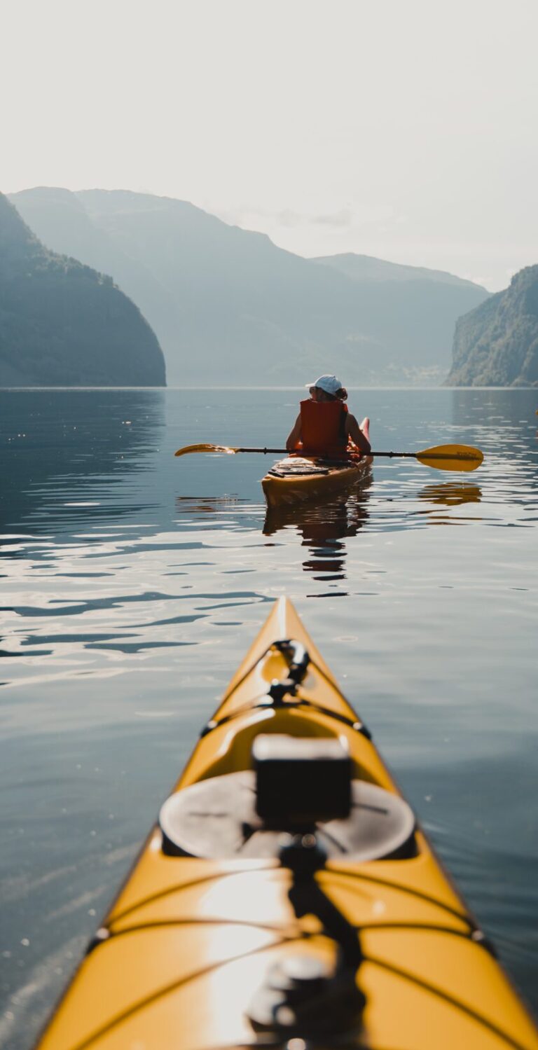 girl paddling in fjords - Kajakken - Noorwegen fjord - wandelen in Noorwegen - kayaking - vanaf luchthaven Brussel