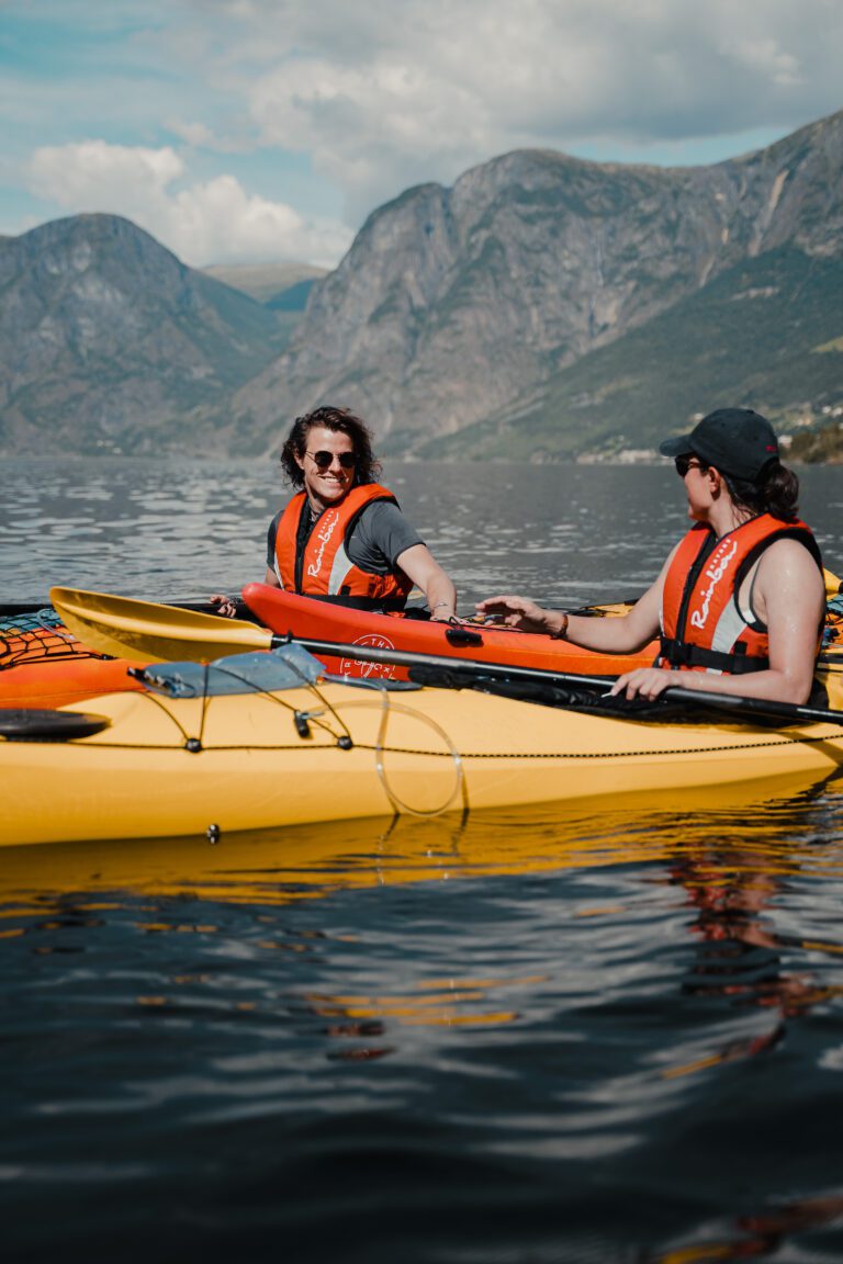 2 people kayaking - Kajakken - Noorwegen fjord - wandelen in Noorwegen - kayaking - vanaf luchthaven Brussel