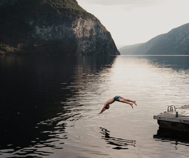 man diving in fjords - Kajakken - Noorwegen fjord - wandelen in Noorwegen - kayaking - vanaf luchthaven Brussel