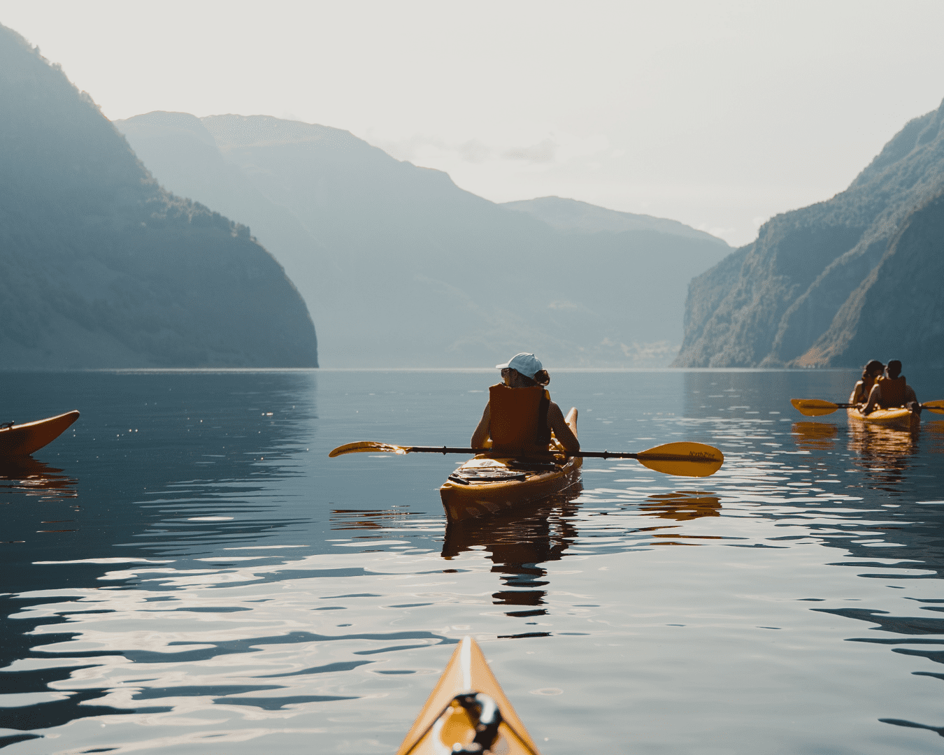 Kayakers in Norway - Kajakken - Noorwegen fjord - wandelen in Noorwegen - kayaking - vanaf luchthaven Brussel