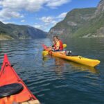 Kayak heureux dans les fjords norvégiens