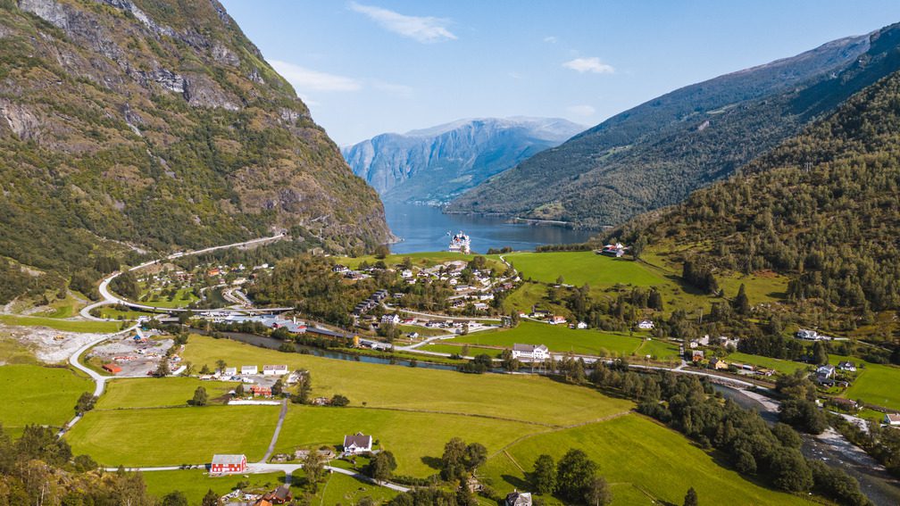 View from Flåm waterfall - Kajakken - Noorwegen fjord - wandelen in Noorwegen - kayaking - vanaf luchthaven Brussel