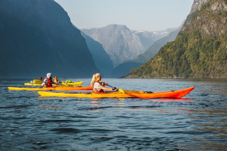 People kayakking in Nærøyfjord - Kajakken - Noorwegen fjord - wandelen in Noorwegen - kayaking - vanaf luchthaven Brussel