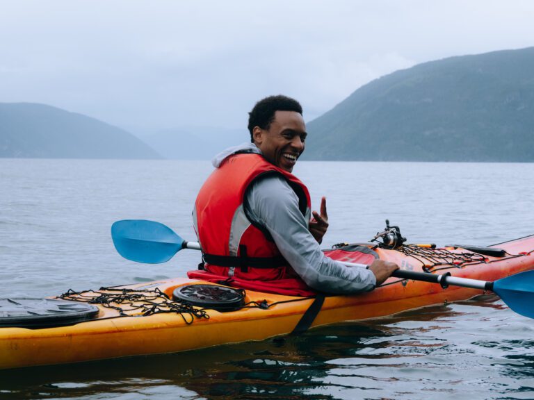 Happy kayaker - Kajakken - Noorwegen fjord - wandelen in Noorwegen - kayaking - vanaf luchthaven Brussel