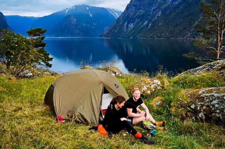 2 people camping in the Nærøyfjord - Kajakken - Noorwegen fjord - wandelen in Noorwegen - kayaking - vanaf luchthaven Brussel