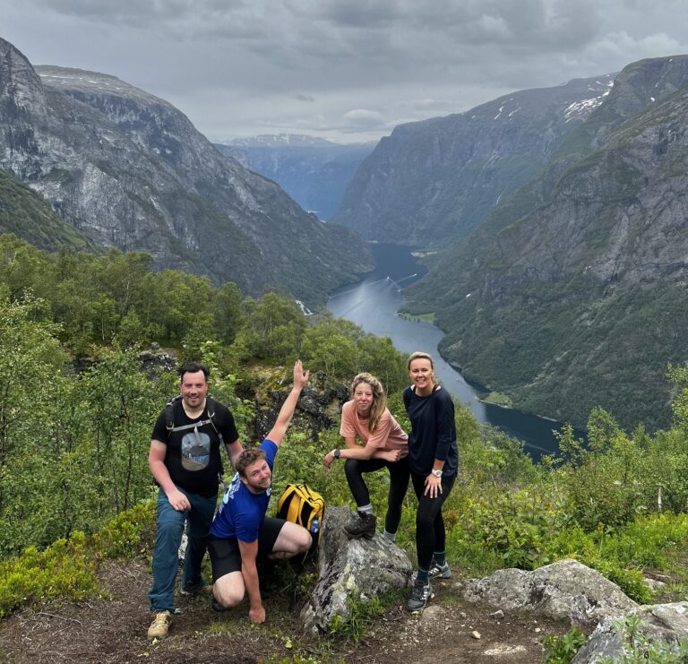 4 people posing on a hike near Bakka, Norway - Kajakken - Noorwegen fjord - wandelen in Noorwegen - kayaking - vanaf luchthaven Brussel