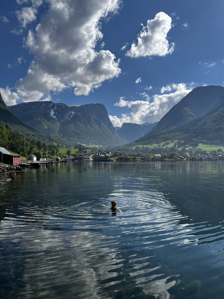 woman swimming in the water in front of Fresvik, Norway - Kajakken - Noorwegen fjord - wandelen in Noorwegen - kayaking - vanaf luchthaven Brussel